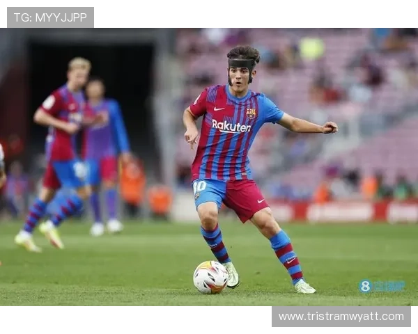 加维身披巴萨4号球衣表现稳健，持续提升中场竞争力