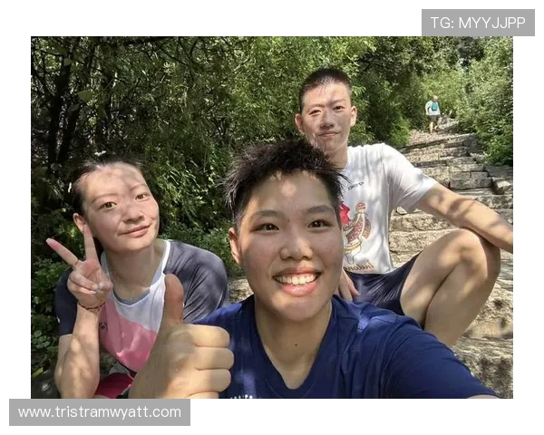 李诗沣训练完直接拎包去秀场，这松弛感谁懂啊